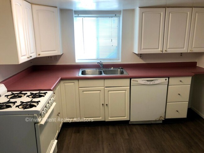Building Photo - 2 bed 1 bath Basement Apartment in Sandy!