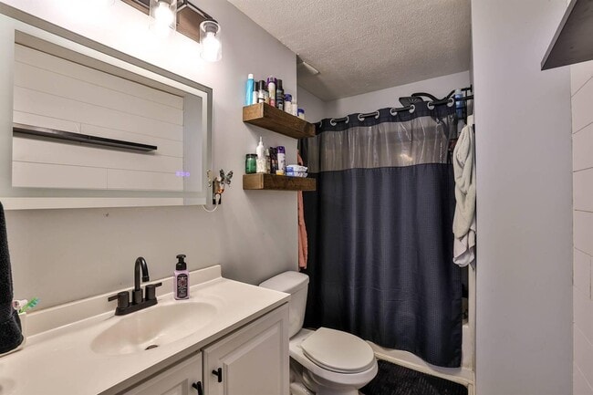 Building Photo - 142 4th Ave