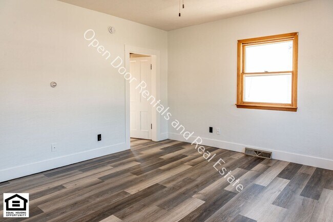 Building Photo - 1320 S Van Buren St