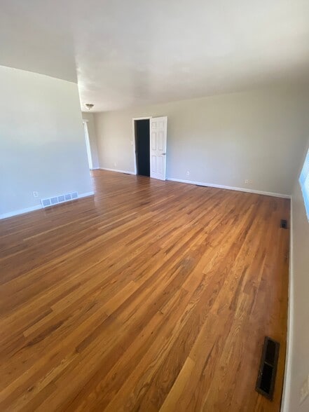 Building Photo - 6103 Fairlane Dr