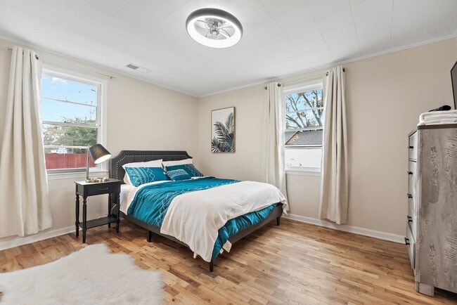 Building Photo - 1301 E 67th St