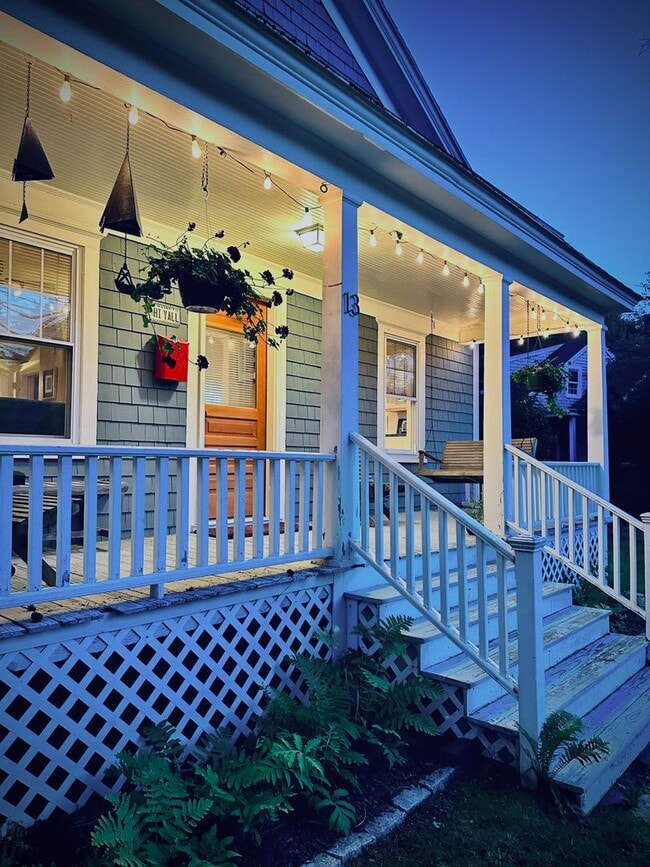 Building Photo - Charming 2 Bed 1 Bath