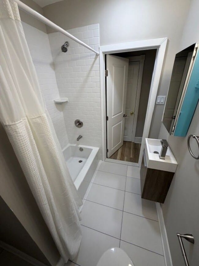 Building Photo - Spacious 3 Bedroom Grays Ferry