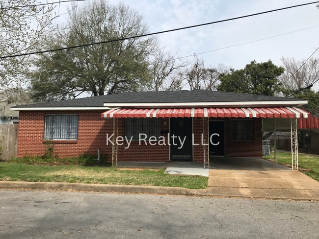 Primary Photo - 611 Bush Ave