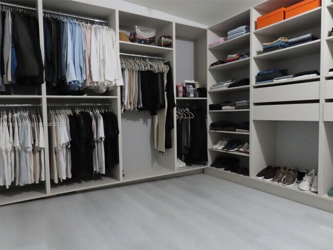 Building Photo - 260 187th St