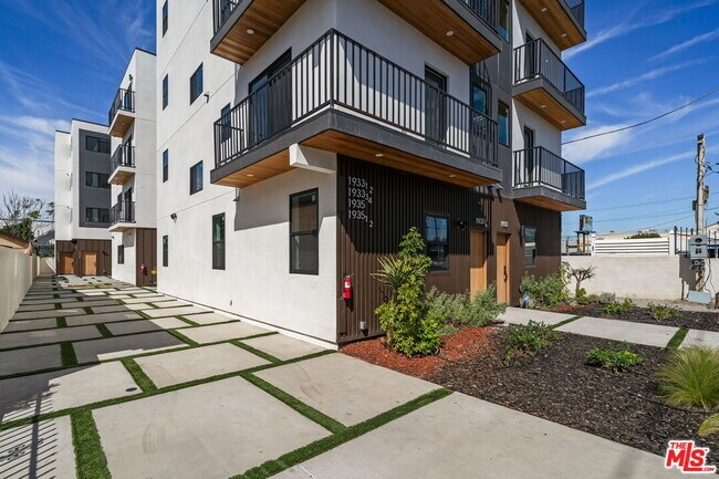 Building Photo - 1933 Magnolia Ave