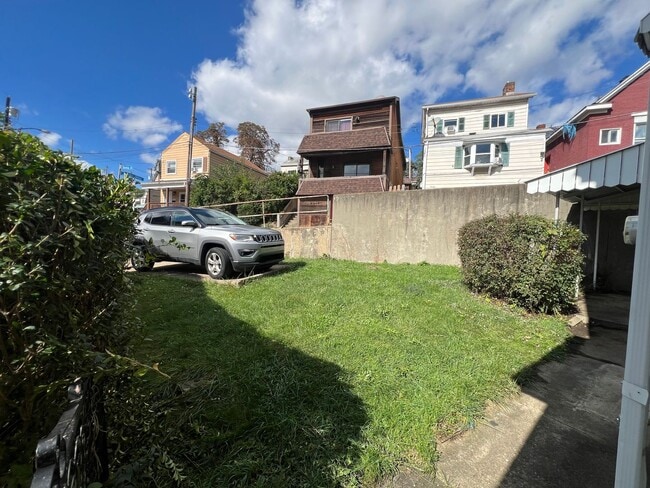 Building Photo - Updated 2BR house with off street parking!