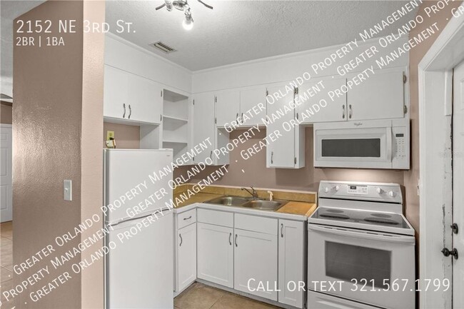 Building Photo - Two bedroom 1 bath - half off second momth