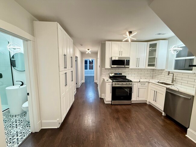 Building Photo - 5942 W Eastwood Ave