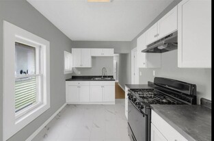 Building Photo - 1055 7th St W