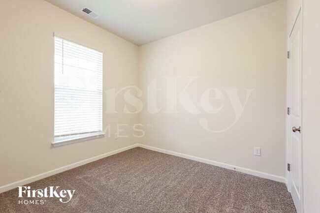 Building Photo - 427 Stonefence Dr