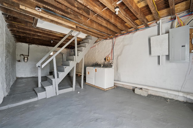 Building Photo - 6154 Glenmore Ave