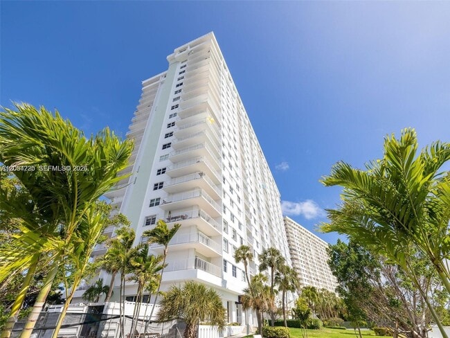 Building Photo - 500 Bayview Dr