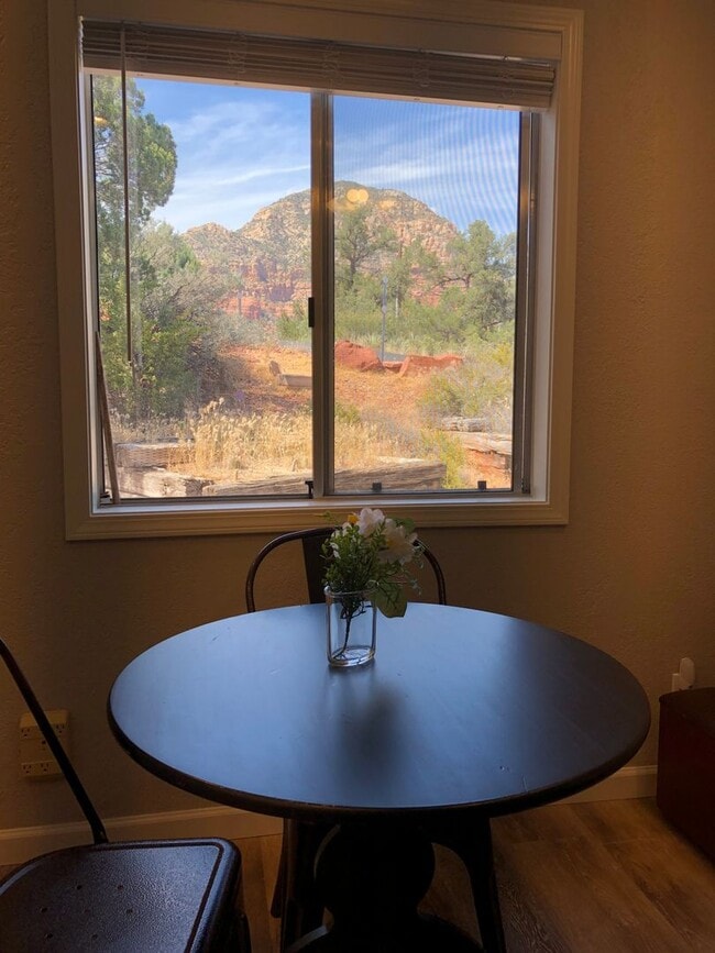 Building Photo - Beauty and Convenience! Remodeled, Fully F...