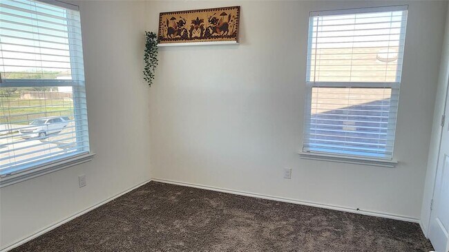 Building Photo - 402 Parrot Tulip View