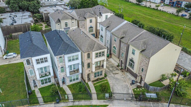 Building Photo - 11115 Olympia Dr