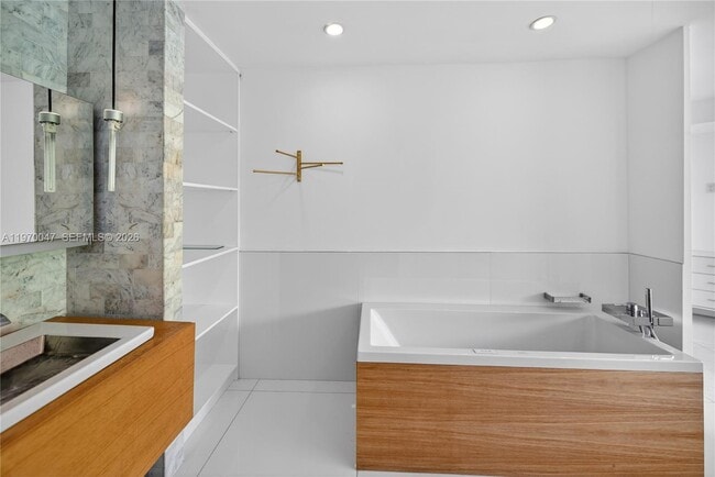 Building Photo - 1000 N Shore Dr