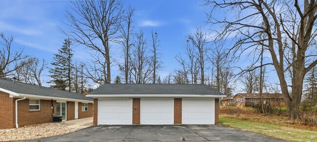 Building Photo - 84 Lasalle St