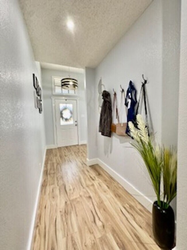 Building Photo - Fully renovated executive home