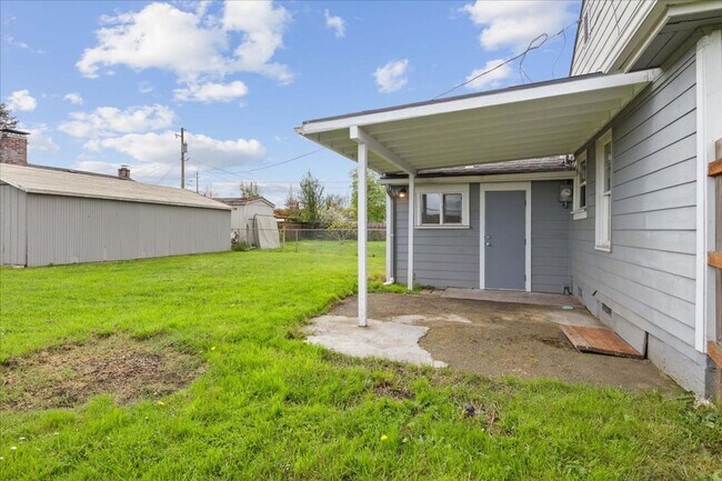 Building Photo - 704 SW 16th Ave