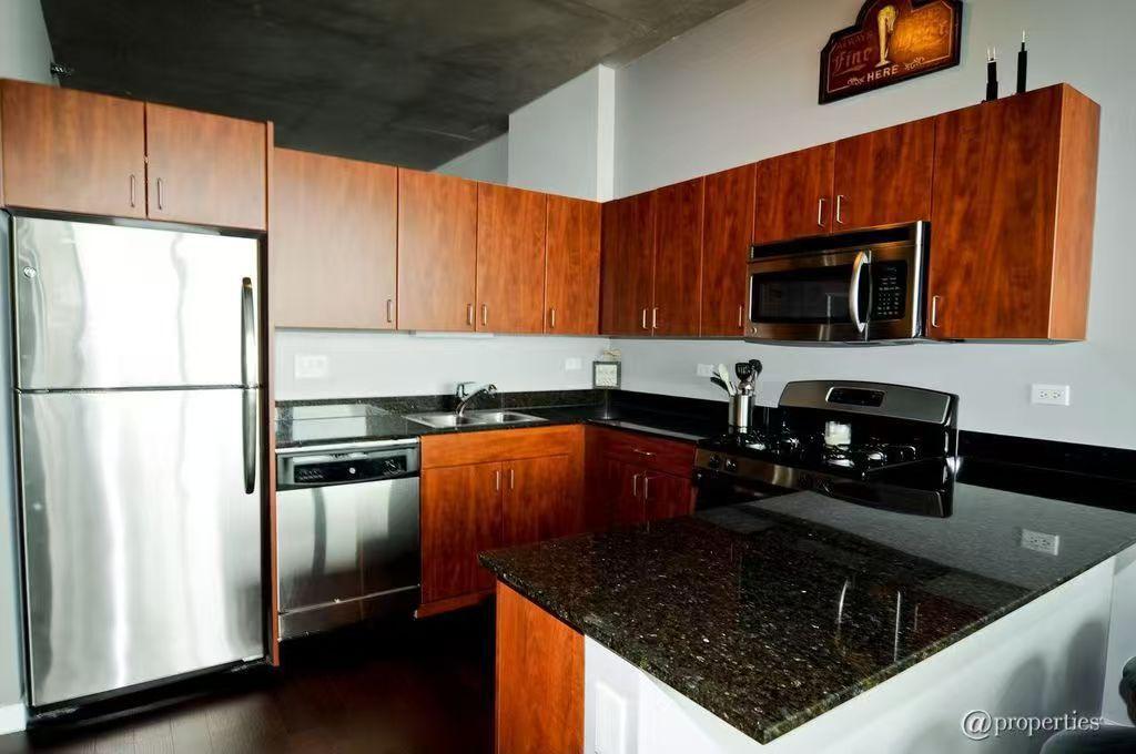 Building Photo - 235 W Van Buren St