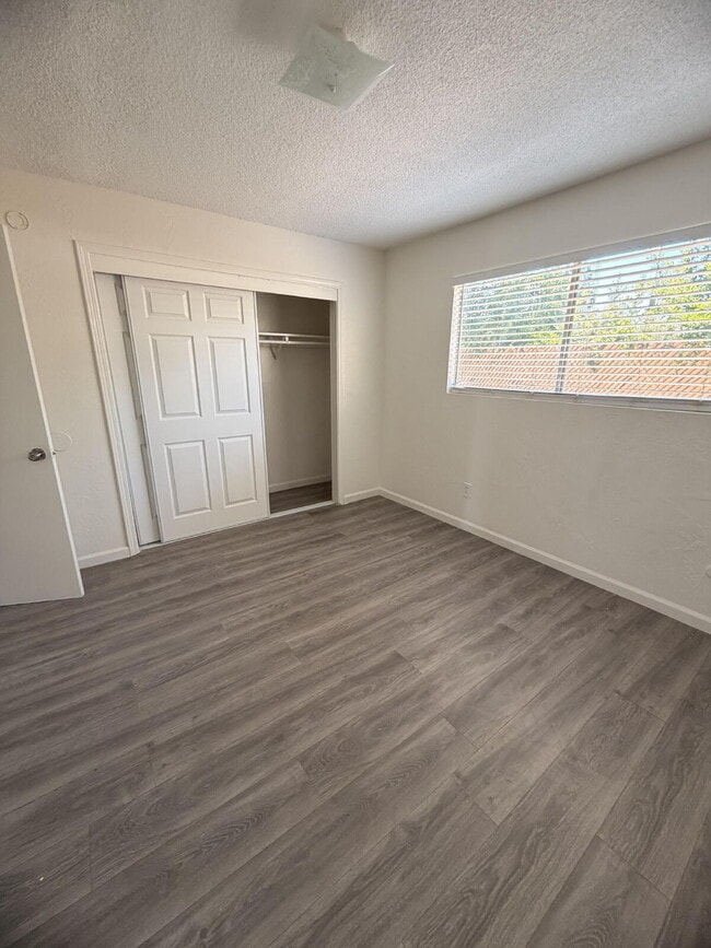 Building Photo - Charming 2 Bed / 1 Bath Four-Plex Unit Available Now!