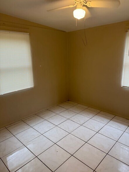 Building Photo - 10513 Gailwood Cir E