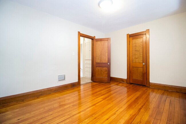 Building Photo - 513 Hampton Ave