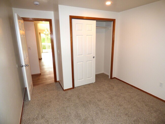 Building Photo - Rent Special: FREE August's Rent!! 3 bed 2 bath House in South Salem!