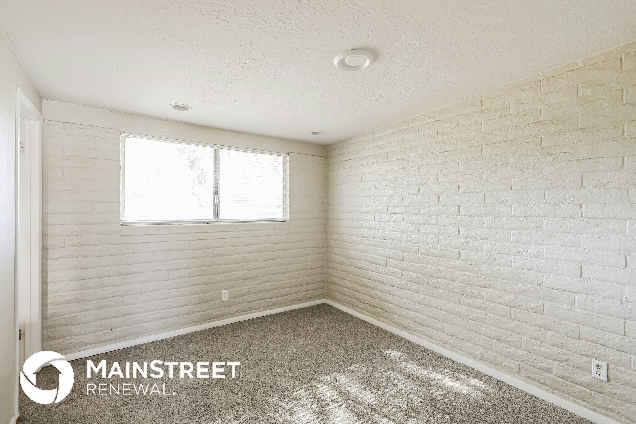 Building Photo - 7956 E Victoria Dr