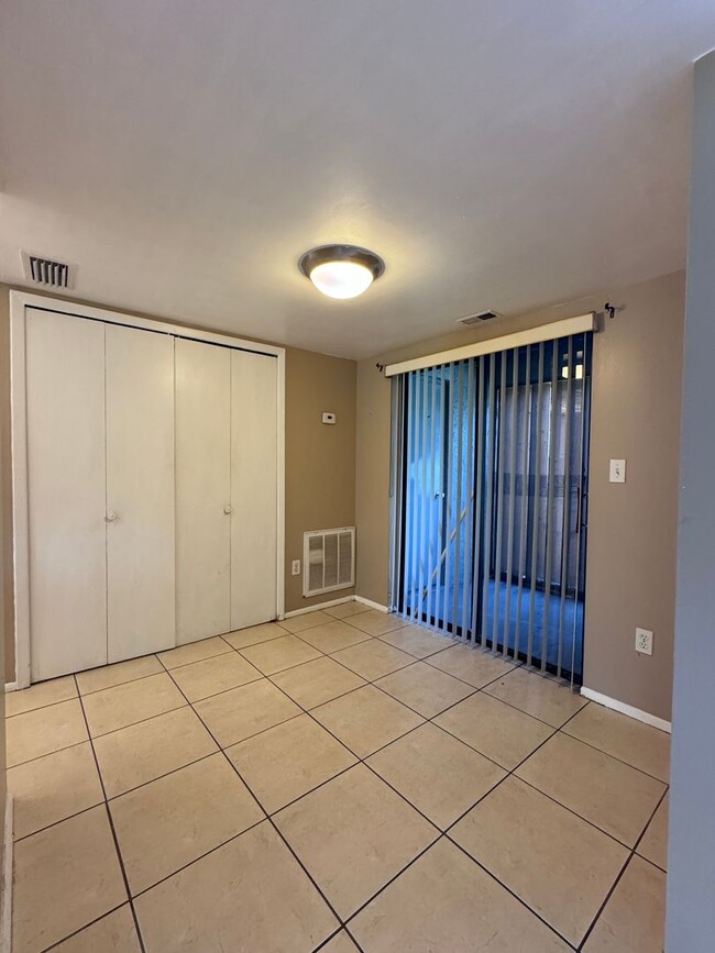 Building Photo - 2/2 first floor unit in Alahambra Village
