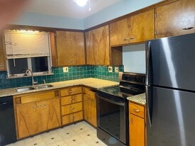 Building Photo - 704 Fairlawn Dr