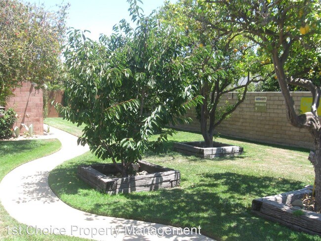 Building Photo - 3 br, 3 bath House - 312 E. Las Flores Way