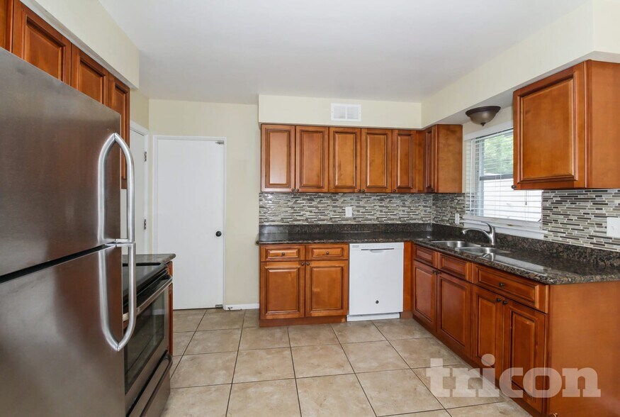 Building Photo - 2237 Grove St