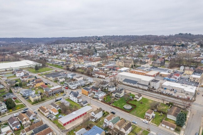 Building Photo - SCORE 1ST MONTH'S RENT FREE IF SIGNED BY DEC 19! Beautiful 2 bedroom home in Coraopolis available...