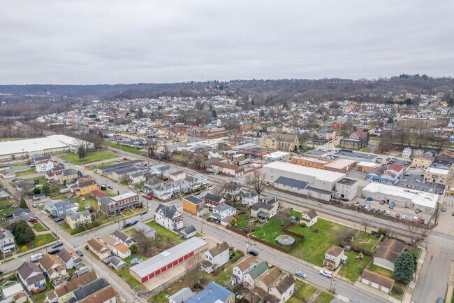 Building Photo - SCORE 1ST MONTH'S RENT FREE IF SIGNED BY JAN 9! Beautiful 2 bedroom home in Coraopolis available ...