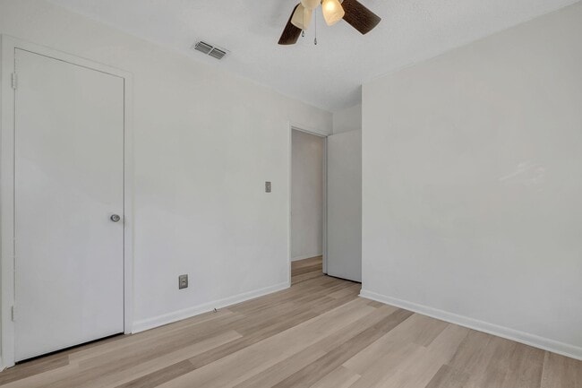 Building Photo - 3421 Sunnyside Dr