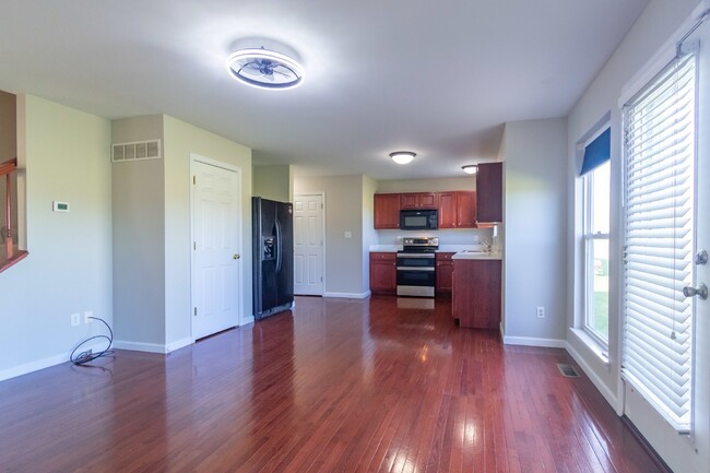 Building Photo - Bright End-Unit Townhome in Magnolia Village!