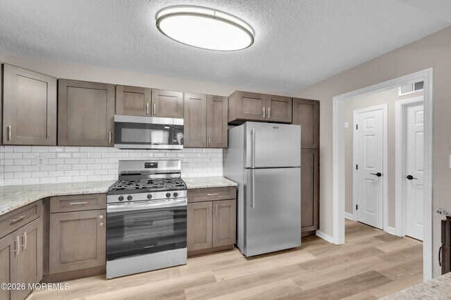 Building Photo - 83 Tulip Ln