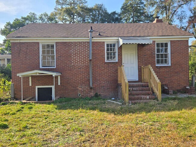 Building Photo - Cute home in Summerville Area!