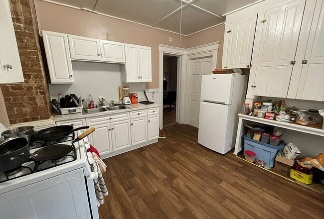 Building Photo - 420-422 Douglas Street