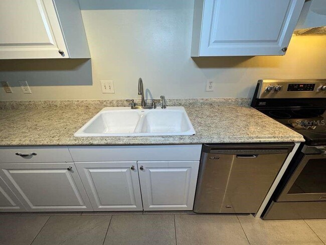 Building Photo - 2050 Oleander Blvd