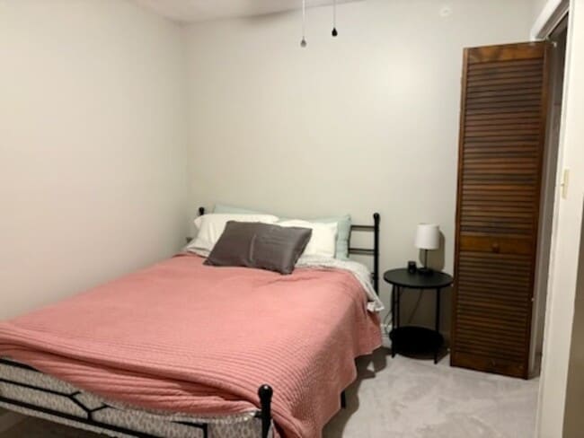 Building Photo - Quiet Study Haven: 1BR + Den just Steps from UNC