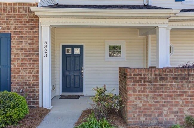 Building Photo - Very nice townhome with primary bedroom on...