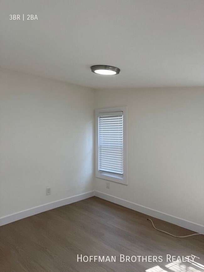 Building Photo - 1137 Irolo St