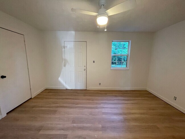 Building Photo - Knoxville 37920 - 1 bedroom, 1 bath apartment near Downtown - Call Tara Hayes (865) 242-8010