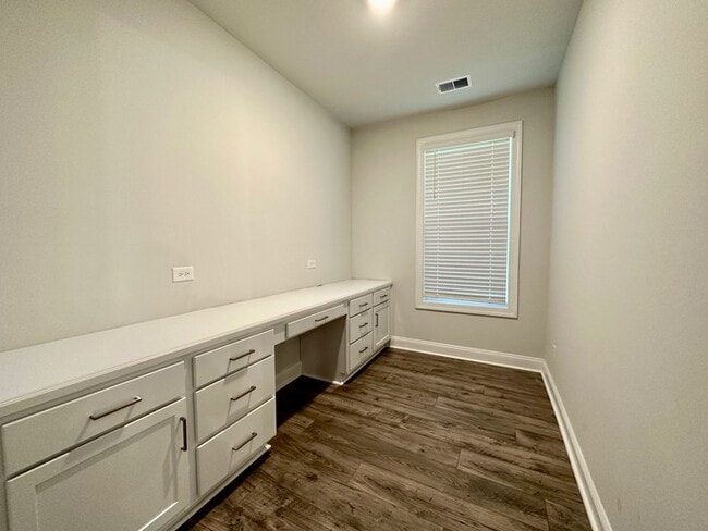 Building Photo - Beautiful Townhome with 3 bedrooms, three ...