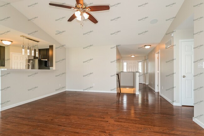 Building Photo - 319 Pecan Bluffs Dr