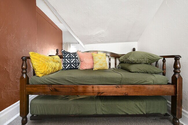 Building Photo - 320 Greenfield Ave