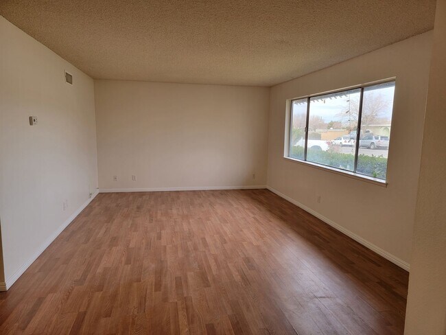 Building Photo - Beautiful 4 Bedroom Home in Palmdale!